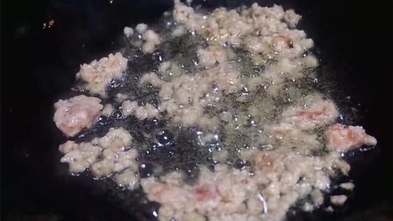 肉末粉条,锅内倒少量油，将五花肉末放入锅中煸炒出油炒香