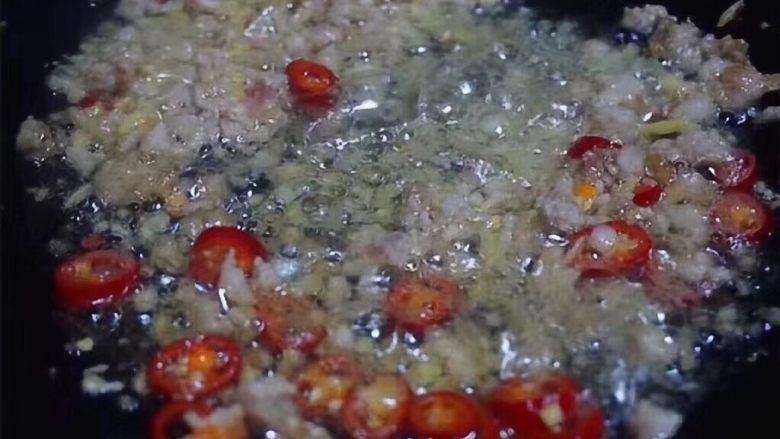 肉末粉条,然后下辣椒、老姜、蒜米炒香
