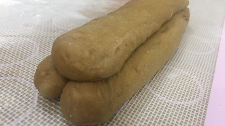 红糖馒头(一次性发酵),擀成长条、按照三角形的形状码放好