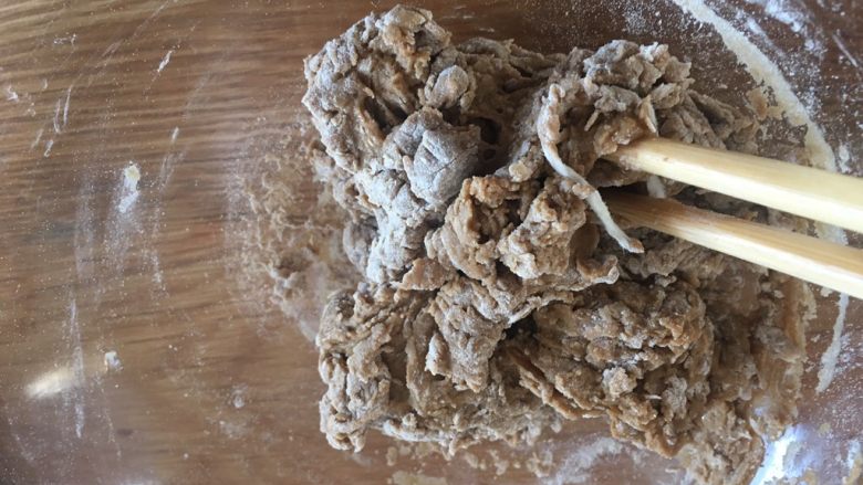 红糖馒头(一次性发酵),用筷子拌成棉絮状
