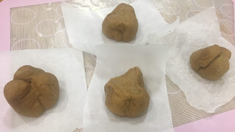 红糖馒头（一次性发酵）,揪成四个小小面团，我是用切刀、建议大家用手撕，成品会更好看