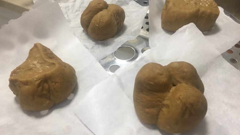 红糖馒头(一次性发酵),面团下面放上油纸,醒10分钟