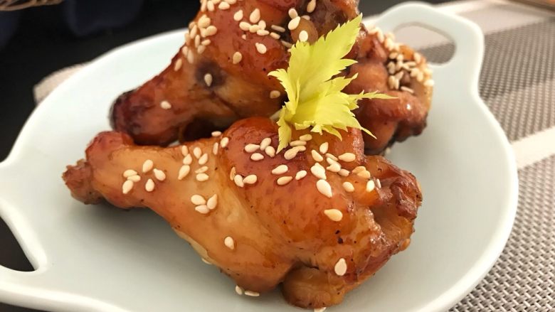 黑酱油~黑椒蜜汁鸡翅根,真的非常美味!
外面吃一顿的价钱在家做可以吃几顿😄
最主要的还是放心安全嘛!