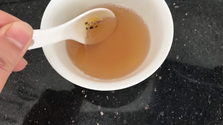 黑酱油～黑椒蜜汁鸡翅根,搅拌均匀（这时候把烤箱打开预热，195度上下火8分钟