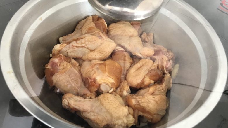 黑酱油~黑椒蜜汁鸡翅根,盖保鲜膜腌制2小时以上(中途可以翻拌1-2次更均匀入味
