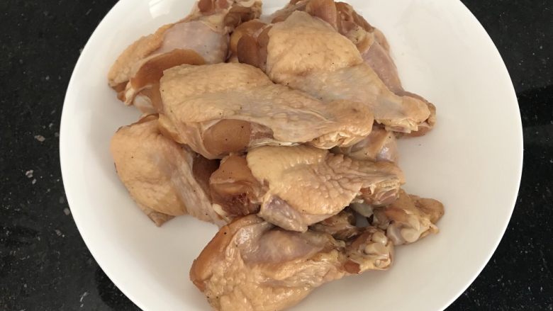 黑酱油~黑椒蜜汁鸡翅根,腌制好后,最好用厨房纸擦干表面水份