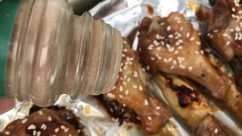 黑酱油~黑椒蜜汁鸡翅根,再撒点黑胡椒粉,再送入烤箱:烤5分钟就ok了!