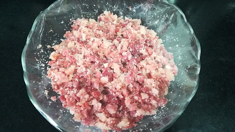 云腿月饼,封上保鲜膜,腌制1小时左右。时间充裕的话,最好放入冰箱冷藏腌制一晚上。