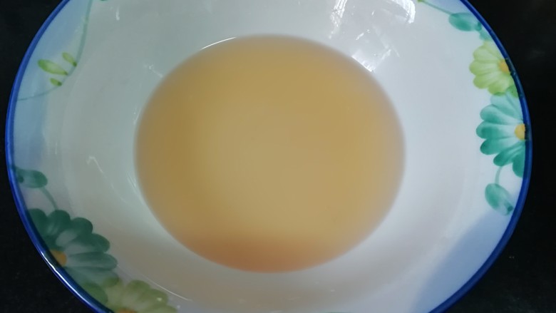 云腿月饼,将上述原料搅拌均匀至砂糖完全融化,如图所示