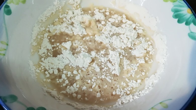 云腿月饼,再倒入月饼专用面粉,先与40%的面粉混合成面糊