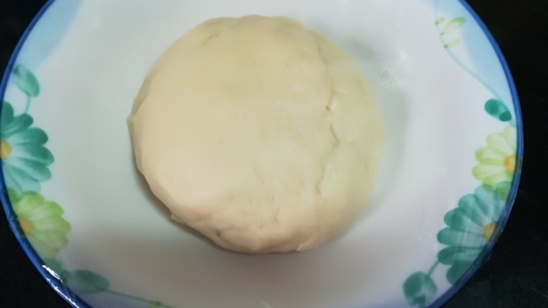 云腿月饼,混合成面团,盖上保鲜膜,松弛半小时到1个小时,如图所示。