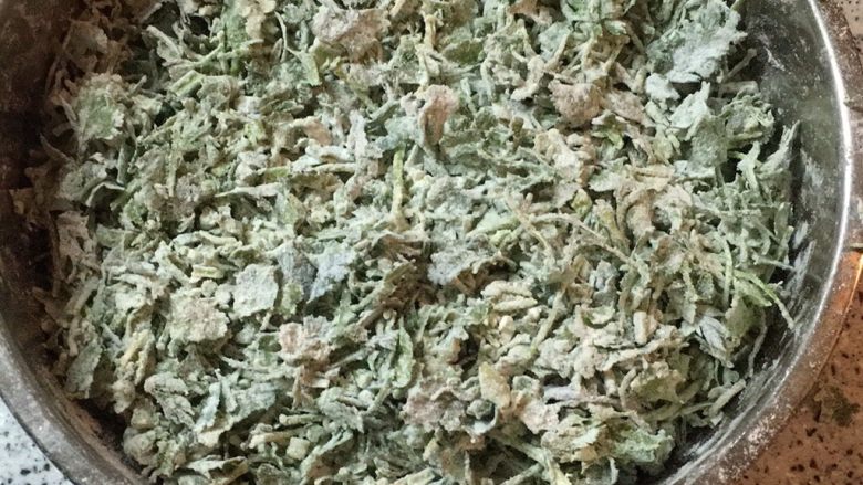 麦饭,加入适量的面粉,看着撒,边撒边伴,从下而上的翻动,让他自然裹成型,不要太多,会粘在一起,一疙瘩的样子,要自然分开的状态