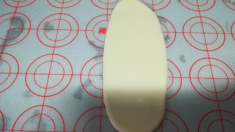 云腿月饼,压扁成舌状,如图所示。