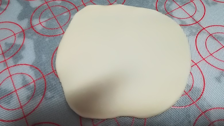 云腿月饼,取饼皮面团一个,摁成圆饼状