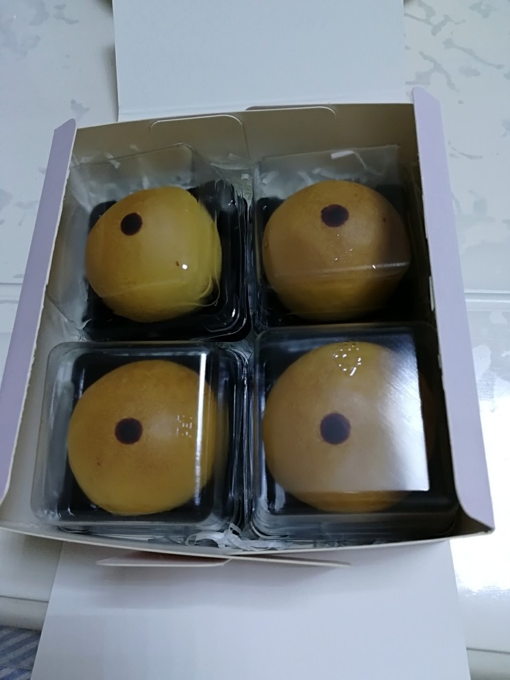 云腿月饼,烤箱提前预热到190度。将松弛好的月饼胚放入烤箱中层,烤制20至25分钟,观察上色金黄即可取出。完全放冷后即可包装或食用。