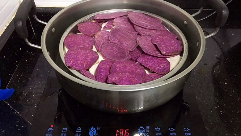 紫薯香芋馅,开水上锅,中大火蒸30分钟
