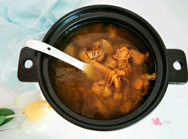 虫草花煲鸡汤,鸡肉熟后,加入适量盐调味出锅