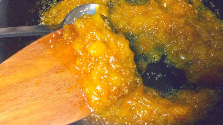 萌蜜小黄果的情调@@自制菇娘果酱,我们在汁水快要收干的时候,再加一点麦芽糖,然后再熬一会儿。就更粘稠了,颜色也变得深了一点点呢。有点果酱的样子了吧?这时候我们可以关火了。