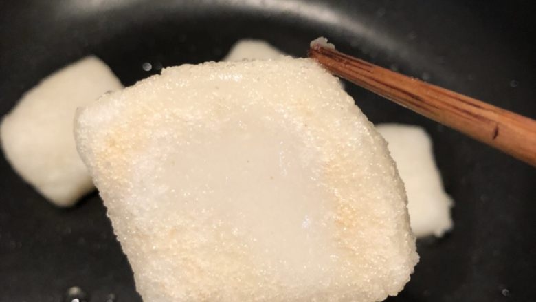 桂花糖年糕,同样的步骤把剩下的年糕都煎完
⚠️:中心这样状态的还要再多煎一会