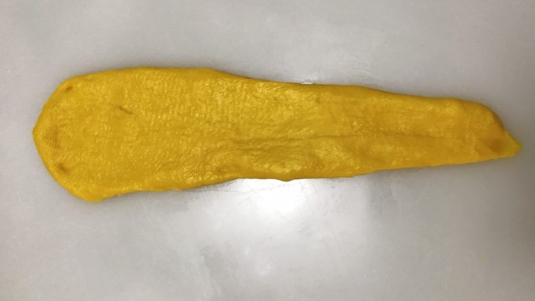 南瓜奶油卷,搓成锥形,擀开。大头往下卷起。