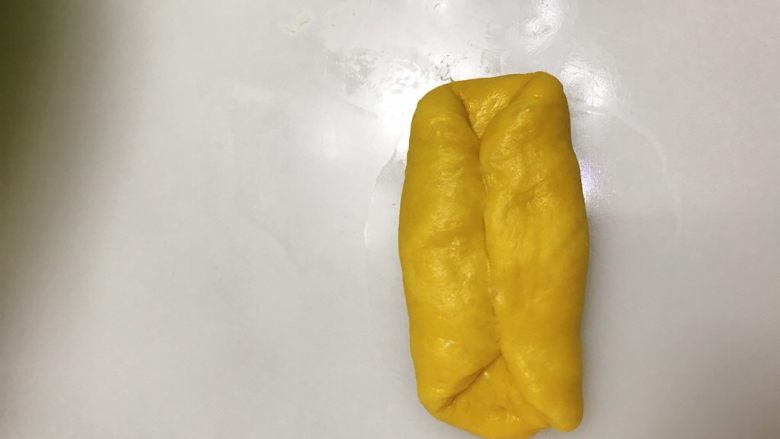 南瓜奶油卷,对折,卷起也可以。