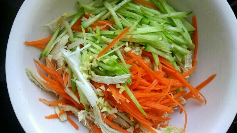 炝拌鸡丝,把鸡丝,胡萝卜丝,黄瓜丝,葱丝,蒜末全部放入盆中