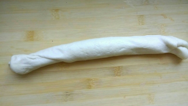 酱香饼,从一边卷起,卷成卷儿