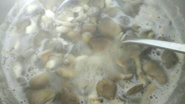 鸡腿菇炒肉,锅中放入适量清水,放入鸡腿菇烧开二三分钟