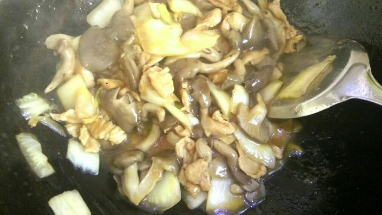 鸡腿菇炒肉,紧接着放入小碗中的调料汁,大火翻炒均匀关火出锅