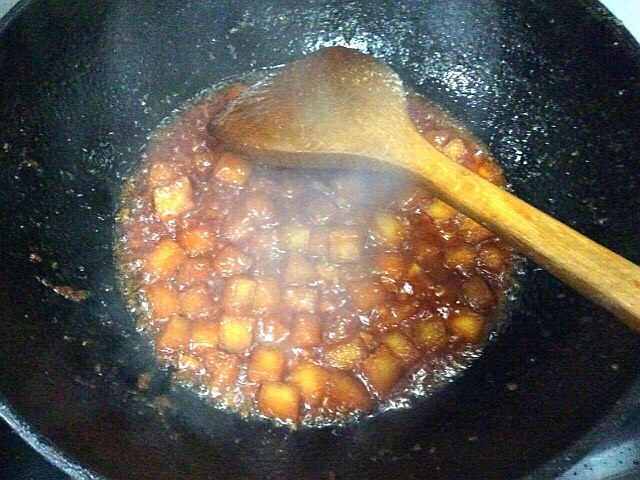 番茄虾仁馒头,勾芡淋入明油,起泡后加入馒头丁