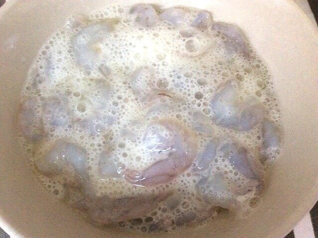 番茄虾仁馒头,半个蛋清,一点点盐抓一下