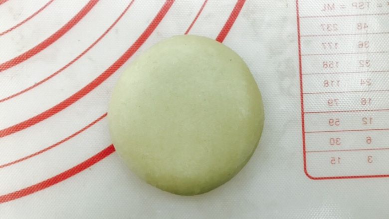 玫瑰鲜花饼,底部一定要收紧捏好,正面稍稍按扁一点