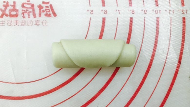 玫瑰鲜花饼,两头薄一些,从上到下卷起