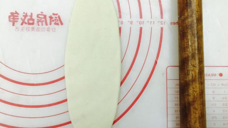 玫瑰鲜花饼,撒点熟粉,擀成牛舌状
