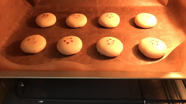 玫瑰鲜花饼,预热好的烤箱,上火180下火165烤20分钟即可