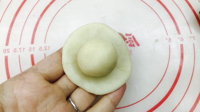 玫瑰鲜花饼,油皮包油酥,收口捏紧
