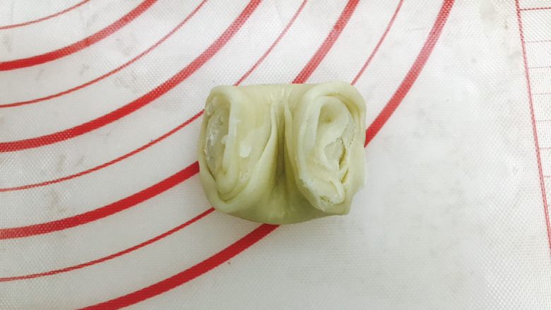 玫瑰鲜花饼,在中间按下去,两头捏起来