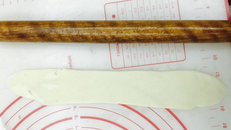 玫瑰鲜花饼,取松弛好的剂子,纵向擀开,两头薄一些