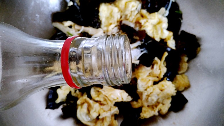 木须金针菇,倒入适量<a style='color:red;display:inline-block;' href='/shicai/ 718'>料酒</a>,翻炒均匀。