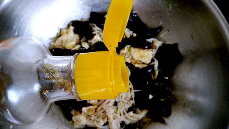 木须金针菇,最后加入适量<a style='color:red;display:inline-block;' href='/shicai/ 3738'>芝麻油</a>,翻炒均匀即可关火出锅。