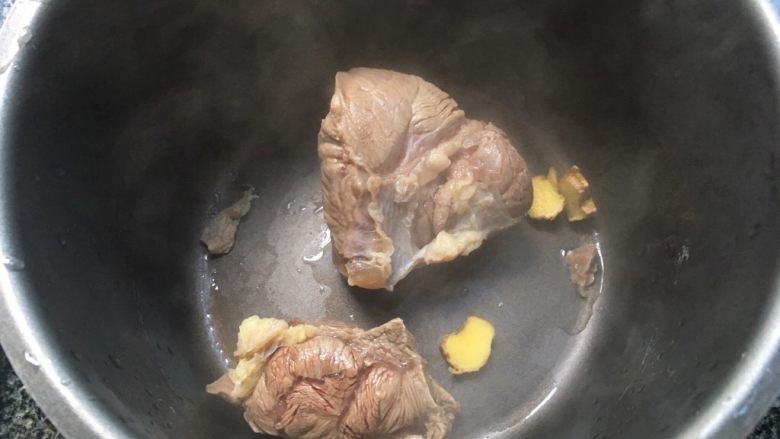 懒人版高压锅卤牛肉,然后放入高压锅中,加入姜片