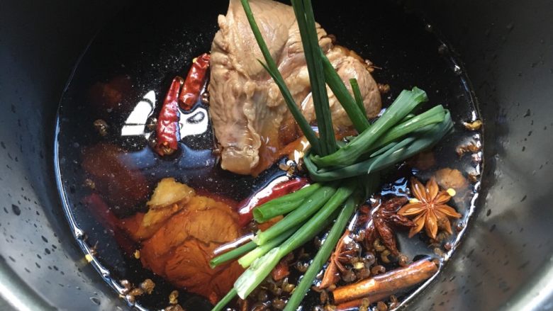 懒人版高压锅卤牛肉,放入<a style='color:red;display:inline-block;' href='/shicai/ 3250'>葱</a>结,高压锅按煮肉健慢慢炖煮。