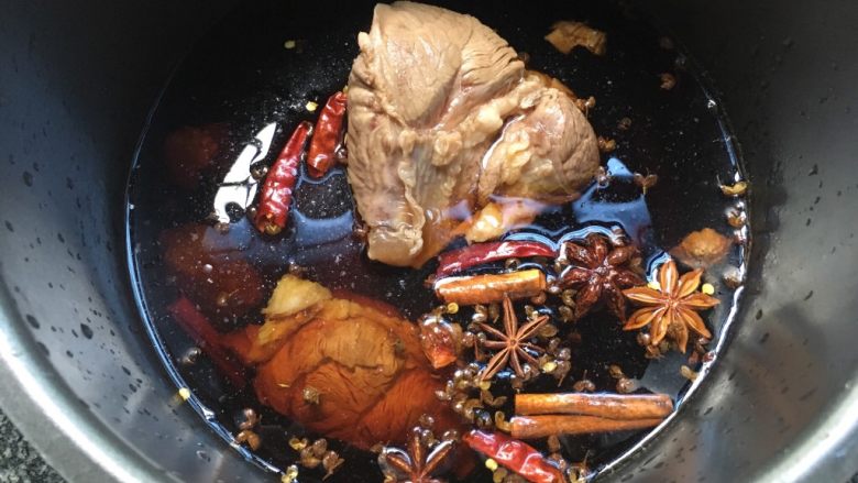 懒人版高压锅卤牛肉,加入清水,覆盖牛肉