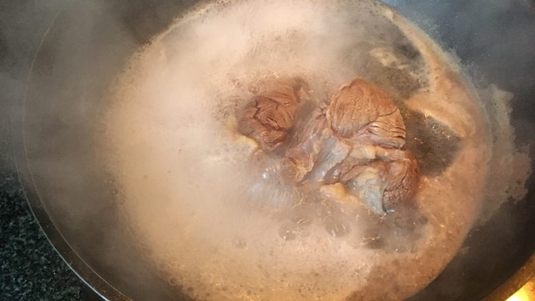 懒人版高压锅卤牛肉,煮开有浮末后捞出,清水冲泡