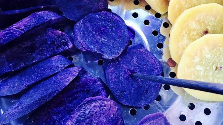 紫薯南瓜饼,用筷子试下是否熟透,熟透了拿出来