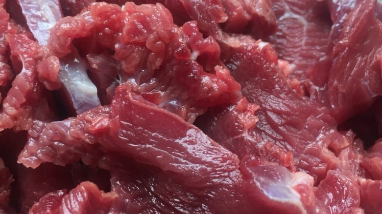 地方菜 干炒牛河,牛肉要横着纤维纹路切,这样炒出来才会嫩.