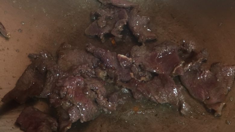 地方菜 干炒牛河,热锅下油烧热,放入牛肉大火爆炒.