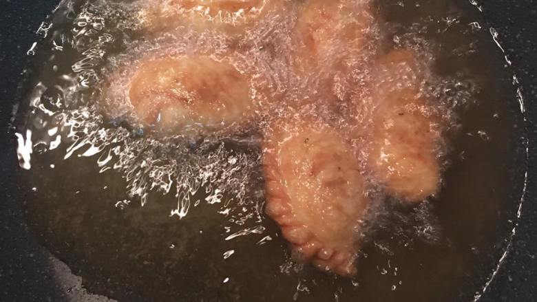 中式點心+古早味紅豆酥餅,最后开大火逼油,待两面颜色略深一点时,即可起锅沥油,装盘享用!