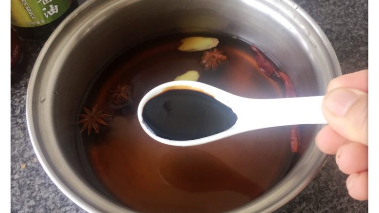 金陵红烧素鸡,配佐料,姜3片、辣椒3只、八角3朵
