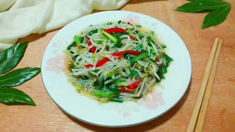 九九艳阳天~红椒炒韭菜豆芽,看!豆芽菜特别鲜美😋